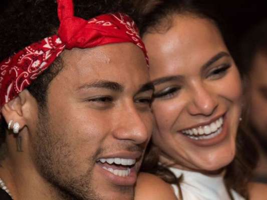 Neymar planeja férias com Bruna Marquezine no Brasil e em ilhas europeias de acordo com o 'UOL Esporte' nesta sexta-feira, dia 26 de maio de 2017