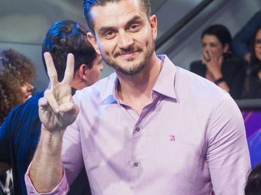 O ex-BBB Marcos respondeu às críticas de "haters" após uma foto beijando Babi Sullivan