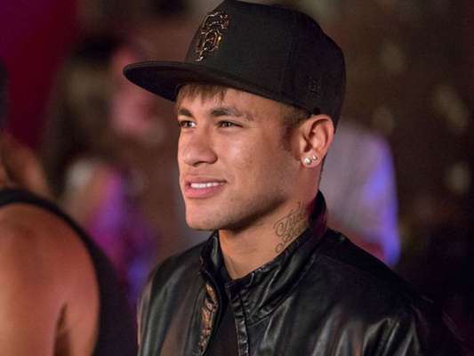 Neymar causou tumulto e foi cercado por fãs após desembarcar no Japão