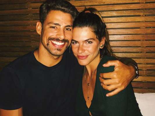 Cauã Reymond disse que precisou da ajuda da namorada, Mariana Goldfarb, para superar seu preconceito com selfie