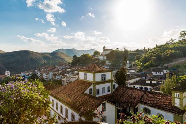 De São Paulo a Minas GeraisFazer uma viagem de carro sempre é uma boa opção: além de você mesmo fazer o roteiro, também é possível fazer paradas – programadas ou não – durante o percurso. No trajeto São Paulo – Minas Gerais (especificamente à Belo Horizonte), essa alternativa é quase obrigatória. Afinal, a viagem proporciona paradas em cidades históricas e cachoeiras refrescantes. Se Belo Horizonte está na sua listinha de próximos destinos, não deixe de conferir o nosso roteiro de 6 paradas obrigatórias e incríveis durante o percurso SP - MG de carro. Clique AQUI e confira todos as paradas durante este percurso.