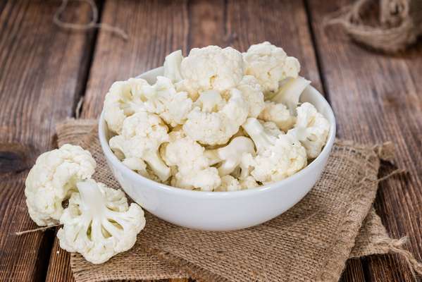 COUVE-FLORSegundo Polesso, este legume, além de rico em nutrientes, pode substituir diversos alimentos cheios de carboidratos densos e de rápida absorção. “É possível fazer pizza com massa de couve-flor, evitando o consumo de carboidratos refinados”, explica.