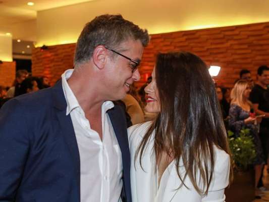 Fabio Assunção comemora 1 ano e 5 meses de namoro com Pally Siqueira: 'Alegria'