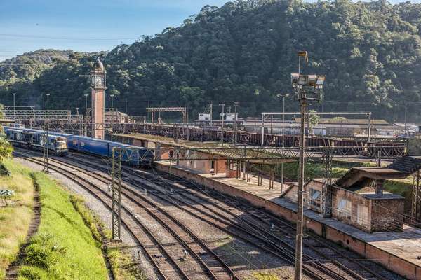 Passeio de trem por ParanapiacabaA cidade turística de Paranapiacaba fica no distrito de Santo André e visitá-la é como voltar no tempo dos barões de café, onde as cidades eram rústicas e pequenas. A região abrigou, em 1867, imigrantes ingleses que vieram ao país para construir a ferrovia paulista. Por conta disso, Paranapiacaba possui uma arquitetura diferenciada, com edificações construídas pelos britânicos e mantidas até hoje. Além disso, trilhas, cachoeiras e bastante contato com a natureza completam as atrações do lugar. Partida: Estação da Luz, às 8h30. Volta marcada para 16h30. Quando: Todos os domingos do mês. Clique aqui para conferir as datas e disponibilidade. Preço: R$ 40 (1 pessoa); R$ 70 (2 pessoas) ida e volta. Ingressos à venda com antecedência na bilheteria local, das 9h às 18h.