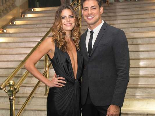 Namorada de Cauã Reymond, Mariana Goldfarb contou que evita ver cenas quentes do ator na TV