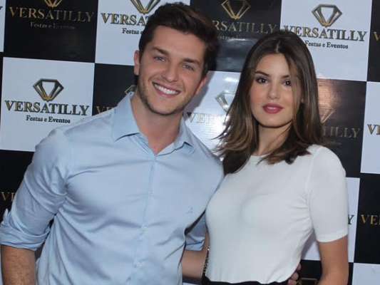 Camila Queiroz e Klebber Toledo vetam celulares em festa de aniversário