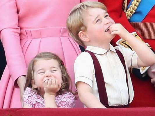 Princesa Charlotte faz caras e bocas e rouba a cena em evento real
