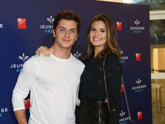 Camila Queiroz e Klebber Toledo recebem amigos em festa de aniversário conjunta em mansão do Rio de Janeiro, em 18 de junho de 2017