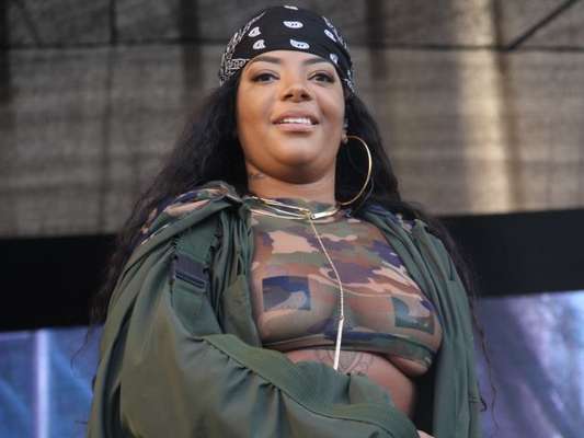 Ludmilla deixa parte do seio à mostra durante show no Rio de Janeiro, em 18 de junho de 2017