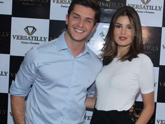 Camila Queiroz e Klebber Toledo estão noivos! A informação foi confirmada em 18 de junho de 2017