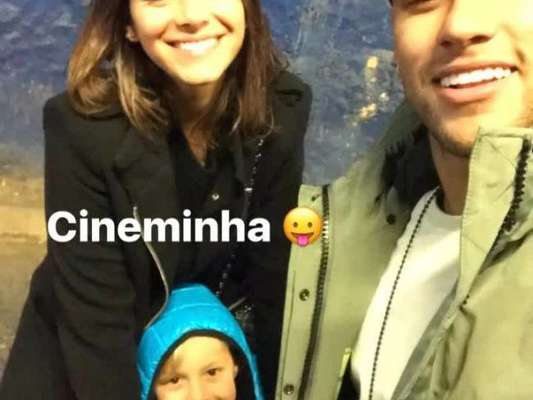 Neymar está curtido férias do Barcelna na África com Bruna Marquezine e a família