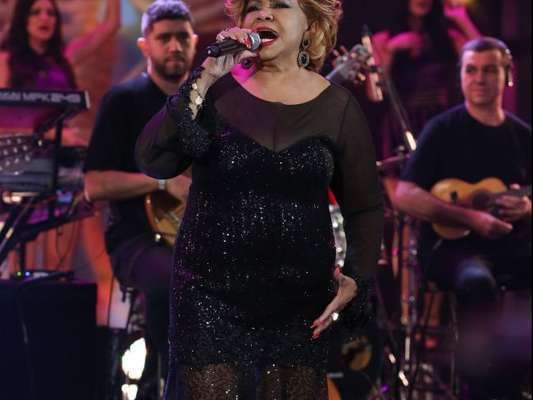 Alcione, 20 kg mais magra, exibiu o novo look com uma transparência no 'Domingão do Faustão', no último domingo, 18 de junho de 2017