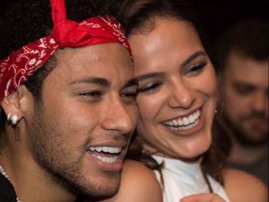 Bruna Marquezine se divertiu ao fazer um carinho no elefante