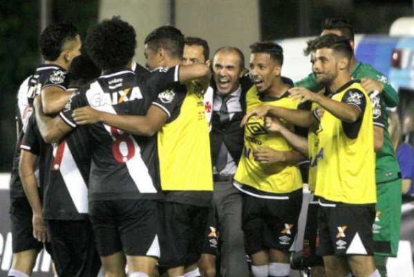 Jogadores do Vasco comemoram após vitória sem sofrer gol diante do Avaí. Confira a seguir a galeria do LANCE!