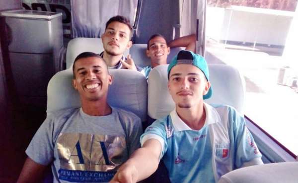 Os jogadores do Angra dos Reis estavam felizes da vida rumo ao jogo contra o Duquecaxiense, pela quarta rodada da fase de classificação da Série B2 do Carioca. Até o torcedor solitário do clube, que ganhou notoriedade nas últimas semanas, estava no ônibus