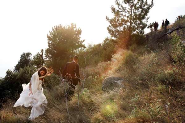 Mistura de documentário e aventura, "Estou Com A Noiva" mostra a encenação de um grupo de sírios que tenta chegar à Suíça fingindo um casamento