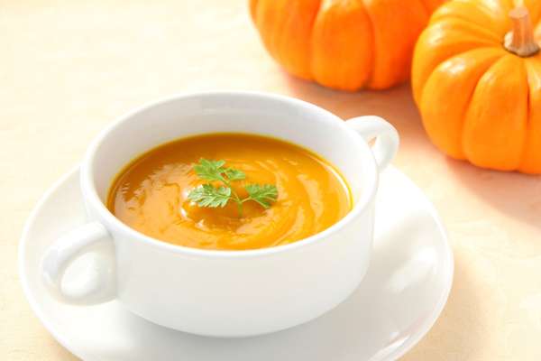 Sopa de Abóbora Hokkaido*Receita por Bela Gil Ingredientes ½ abóbora Hokkaido ½ cebola Água Sal Azeite Modo de preparo Lave e corte a abóbora com casca e cozinhe na água com sal até ficar bem molinha. Bata a abobora no liquidificador com a água do cozimento e reserve (a consistência deve ser bem cremosa). Numa outra panela refogue a cebola picada e no azeite até dourar e adicione o creme de abóbora. Deixe ferver e adicione sal se precisar.