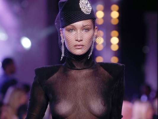 Bella Hadid desfilou para o estilista Alexandre Vauthie, na semana de alta costura de moda em Paris, na noite desta terça-feira, 4 de julho de 2017