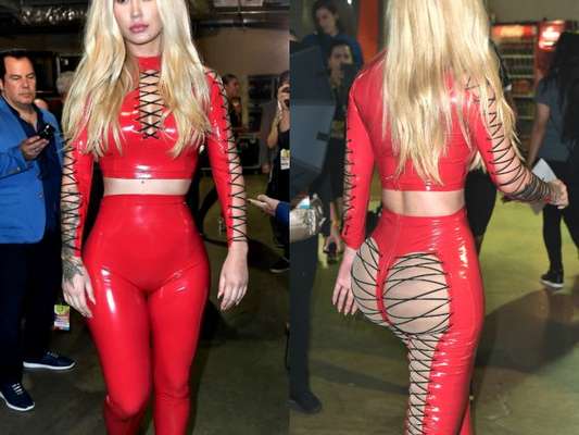 Iggy Azalea deixa bumbum à mostra em look de látex em premiação nos Estados Unidos