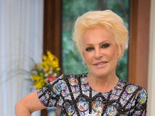Ana Maria Braga posa com erva que lembra maconha e brinca: 'Em casa não falta', disse ela na noite de sábado, 09 de julho de 2017