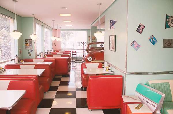 Zé do HamburgerCom aquele visual clássico bem retrô, o tradicional Zé do Hamburger busca nos diners norte-americanos a inspiração para seu visual. A hamburgueria fica localizada no bairro de Perdizes e é parada obrigatória para quem curte o estilo rockabilly. A lanchonete tem objetos de época como as geladeiras, a lambreta, os quadros, o piso quadriculado, as poltronas estofadas em cores fortes e a mesa de lanche dentro de uma réplica de um Ford 1951. Na trilha do restaurante, muito rock dos anos 50 e 60. Zé do Hamburger R. Itapicuru, 419 - Perdizes