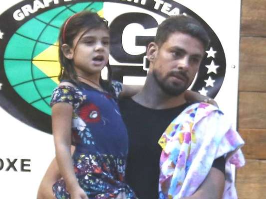 Cauã Reymond diminui ritmo no surfe pela filha, Sofia: 'Voltar para casa rápido'