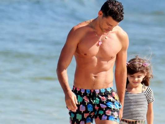 Cauã Reymond se divertiu com a filha, Sofia, em uma praia da Barra da Tijuca nesta quinta-feira, 13 de julho de 2017
