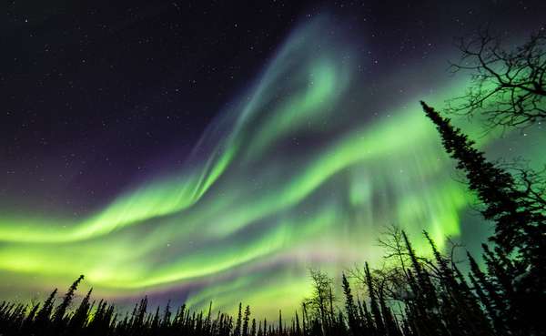 Aurora Boreal no AlascaA Aurora Boreal pode ser avistada no Alasca, nos Estados Unidos, que é conhecido como “A última fronteira". Além de belíssimas paisagens e uma boa infraestrutura, dizem que lá é um dos melhores lugares para ver o show de luzes!
