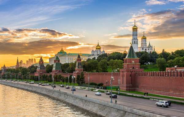 Kremlin de MoscouNo centro de Moscou está um dos pontos turísticos mais famosos da cidade e do país: o Kremlin de Moscou. Cercada por muros altíssimos, a fortaleza é a sede do governo e residência oficial dos chefes de Estado da Rússia. Existem diversos kremlins espalhados pela Rússia (eles foram construídos a fim de proteger o longo território), mas o mais famoso certamente é o de Moscou. Lá, o turista encontra museus, arsenais de armas e diversas outras atrações históricas.