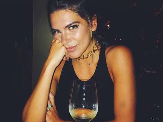 Em entrevista ao Purepeople, Mariana Goldfarb revelou como costuma gastar seu dinheiro: 'Com livro, vitamina C e vinho'