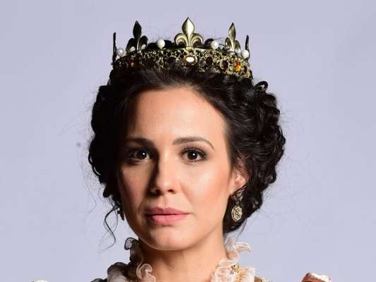 A rainha Vitoriana (Juliana Knust) é assassinada no primeiro capítulo da novela 'Belaventura'