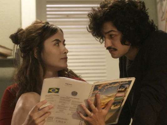 Rimena (Maria Casadevall) e Gustavo (Gabriel Leone) se beijam e transam, a partir de 24 de julho de 2017, na supersérie 'Os Dias Eram Assim'