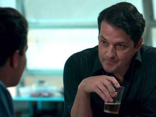 Malagueta (Marcelo Serrado) toma a mala com os U$10 milhões de Júlio (Thiago Martins) para evitar que ele tente devolver o dinheiro novamente, na novela 'Pega Pega', a partir de 24 de julho de 2017