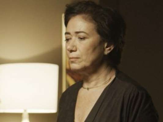 Silvana (Lilia Cabral) não tem dinheiro para pagar tudo que perdeu e o funcionário do cassino clandestino não a deixa sair sem pagar, na novela 'A Força do Querer', a partir de 12 de agosto de 2017