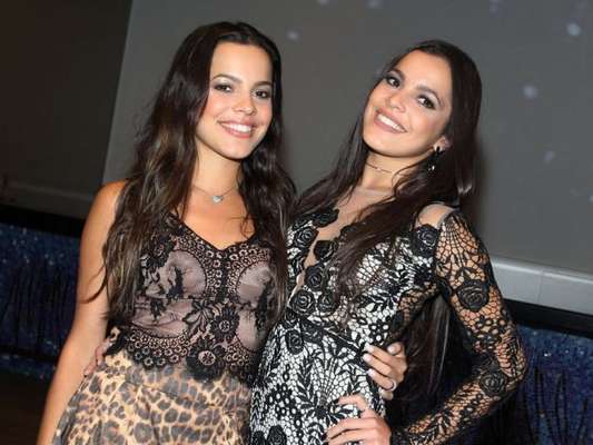 Ex-BBBs Emilly e Mayla Araújo posam vestidas de sereia em ensaio, em Angra dos Reis, Costa Verde do Rio de Janeiro, em 15 de julho de 2017