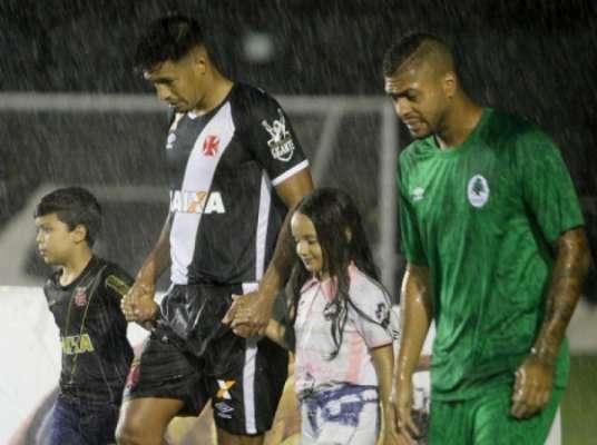 Julio dos Santos se despediu do Vasco. Confira a seguir a galeria LANCE! com imagens do jogador no clube