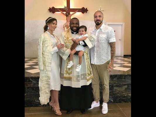 Ex-BBBs Aline Gotschalg e Fernando Medeiros batizam o filho, Lucca, em 16 de julho de 2017