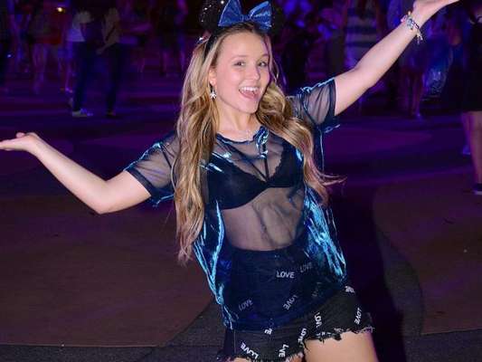 Larissa Manoela deixou o sutiã à mostra ao usar um look transparente na Disney, no último sábado, 15 de julho de 2017