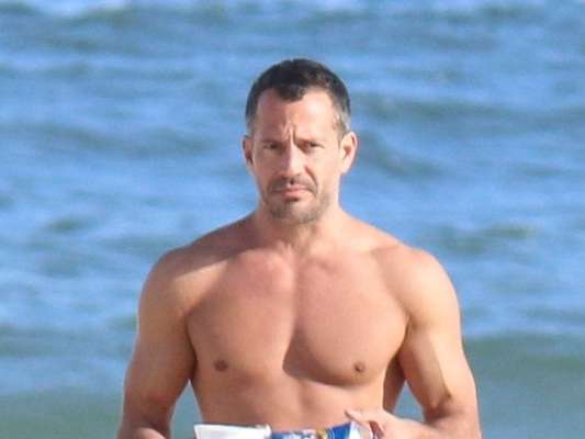 Malvino Salvador curte praia acompanhado da família, no Rio de Janeiro, em 16 de julho de 2017
