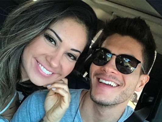 Arthur Aguiar e Mayra Cardi assumiram o namoro no início deste mês