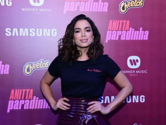Anitta conquistou a marca no hit, que já foi dançado por vários famosos