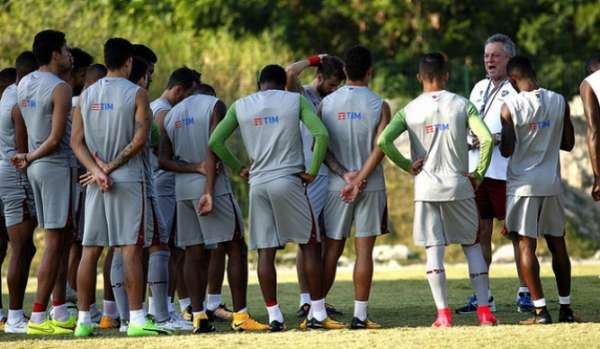Abel Braga conversa com elenco antes da partida contra o Coritiba