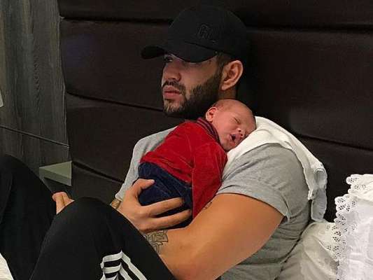 Gusttavo Lima faz o filho, Gabriel, dormir tocando piano, em 16 de julho de 2017