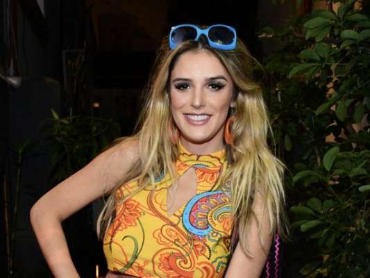 Rafa Brites explicou o porque de ter assistido a série em uma banheira: 'Casa nova não tem TV'