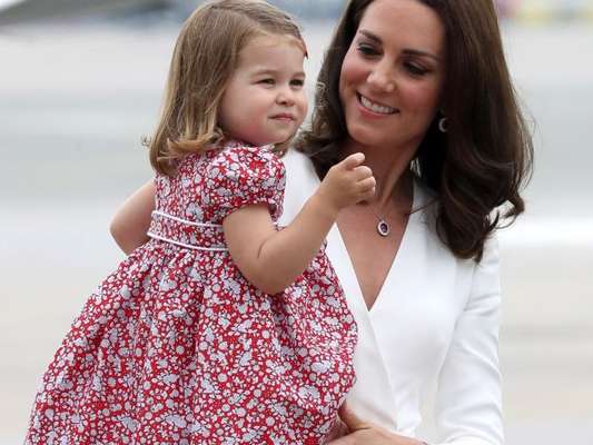Kate Middleton e princesa Charlotte usaram looks caprichados em viagem à Polônia, em 17 de julho de 2017