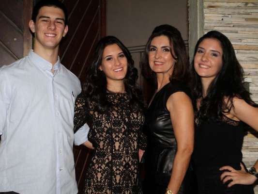 Fátima Bernardes está em Nova York com os filhos, Vinícius, Laura e Beatriz