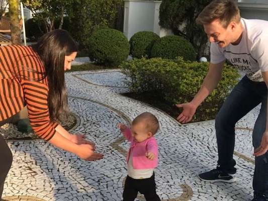 Thais Fersoza, mulher de Michel Teló, mostrou os primeiros passos da filha, Melinda, nesta segunda-feira, 17 de julho de 2017