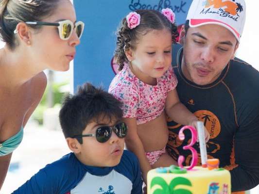 Wesley Safadão comemorou com a família no Beach Park, no Ceará, o aniversário da filha caçula Ysis de 3 anos