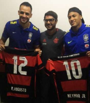 Neymar posa com acamisa do Flamengo