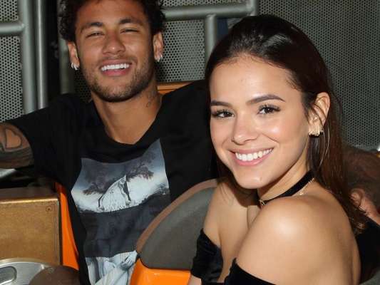 Bruna Marquezine nega boato sobre fim de namoro com Neymar: 'Não fui pedida em casamento'